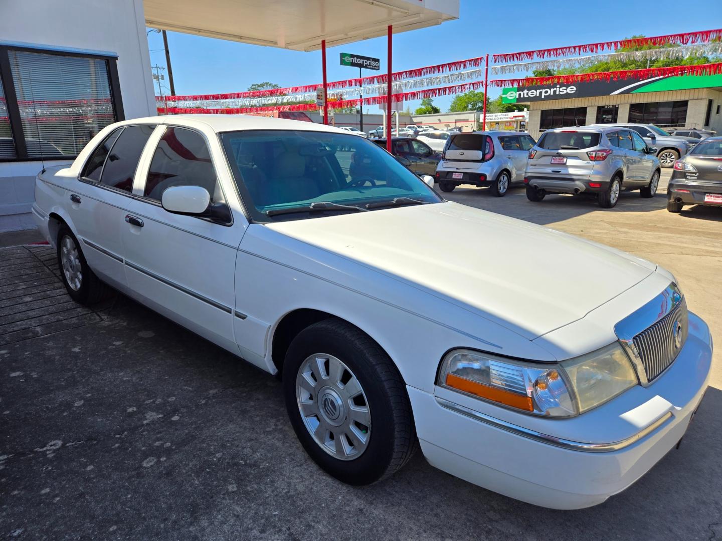 2005 WHITE Mercury Grand Marquis LS Premium (2MEFM75W25X) with an 4.6L V8 OHC 16V engine, 4-Speed Automatic Overdrive transmission, located at 503 West Court, Seguin, TX, 78155, (830) 379-3373, 29.568621, -97.969803 - Photo#1